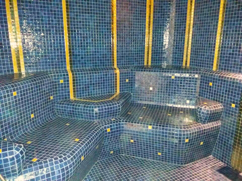 Łaźnia parowa na wymiar z mozaiką i systemem parowym wykonana przez producenta SAUNAR