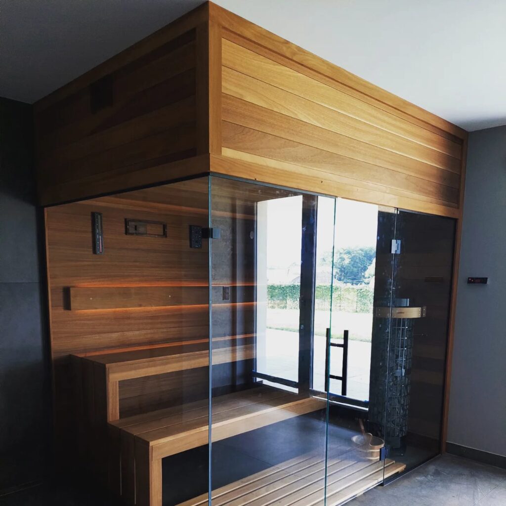 Sauna fińska z drewna abachi realizacja w Hopowie