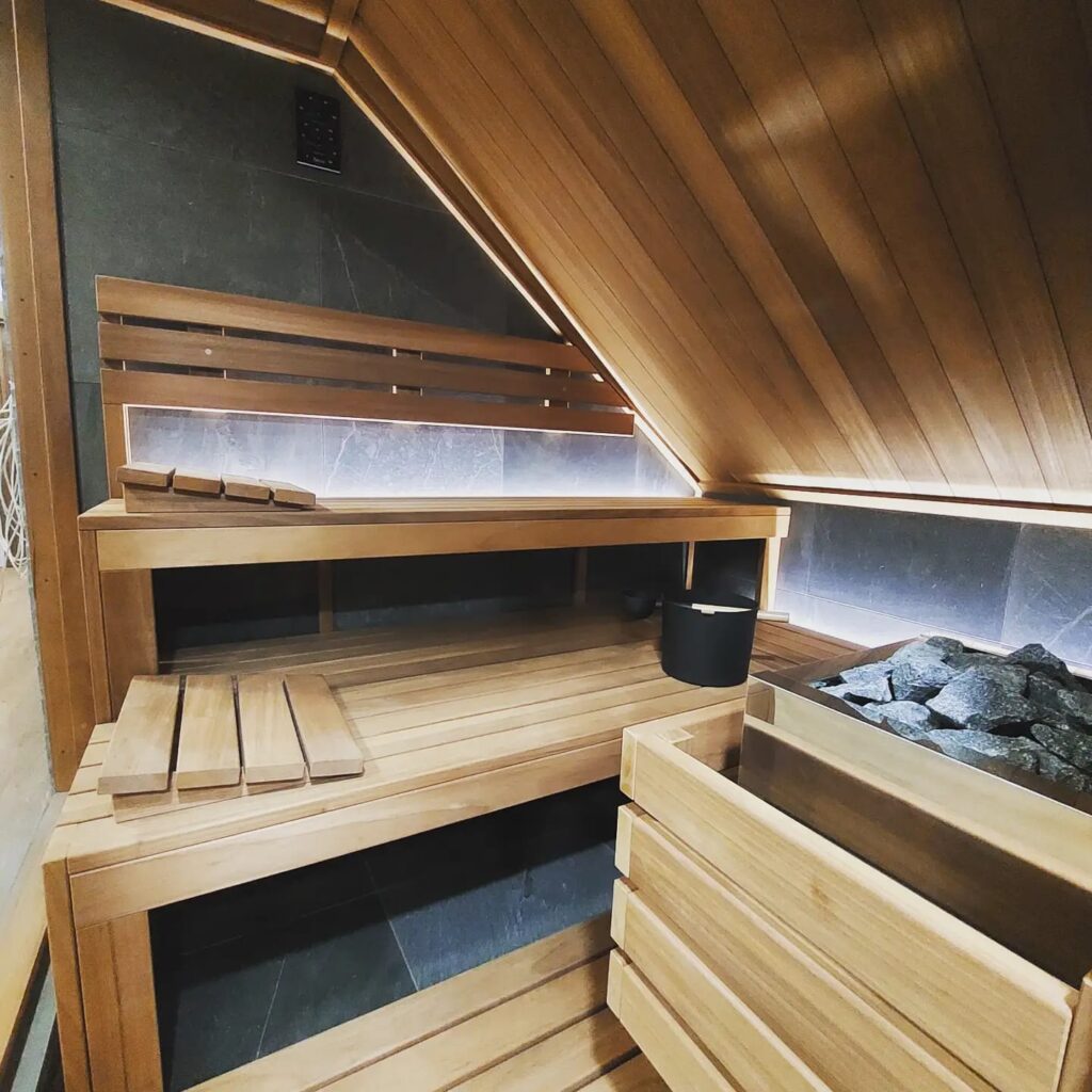 sauna fińska z drewna abachi termo realizacja w pszczółkach