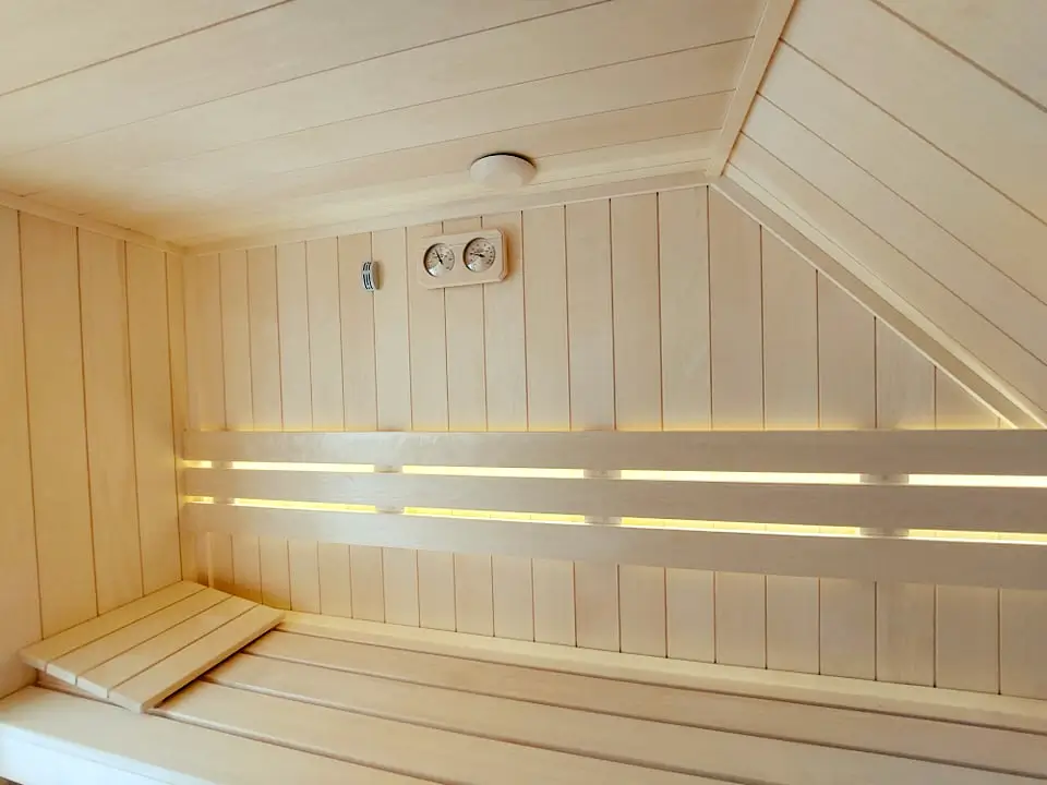 Wnętrze nowoczesnej sauny fińskiej na wymiar z nastrojowym oświetleniem LED – realizacja ogólnopolskiego producenta Saunar.