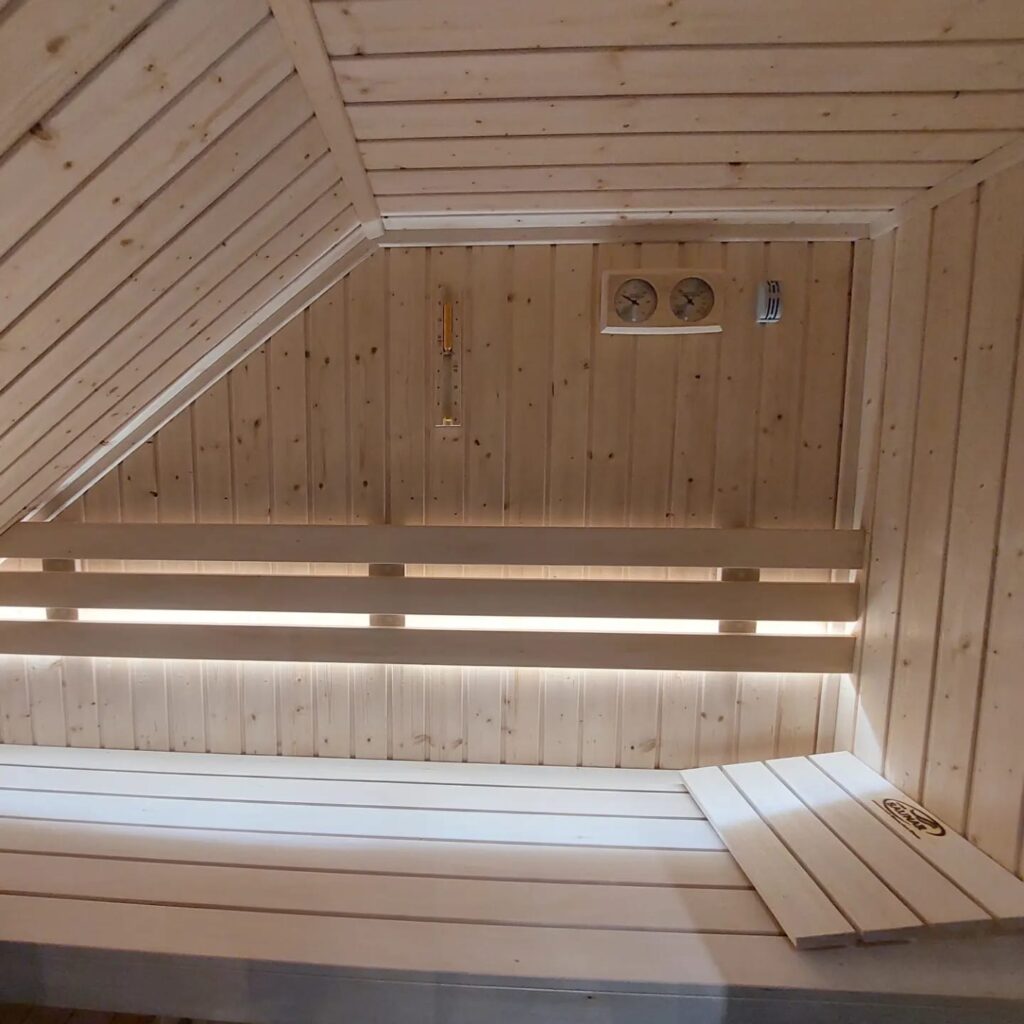 sauna-finska-na-wymiar-poddasze-skosy Nowoczesna sauna fińska na wymiar zamontowana pod skosem na poddaszu – realizacja firmy Saunar.